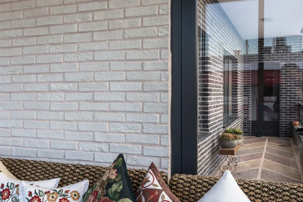 Kültür Tuğlası Thin Brick Blanco — uygulama görseli