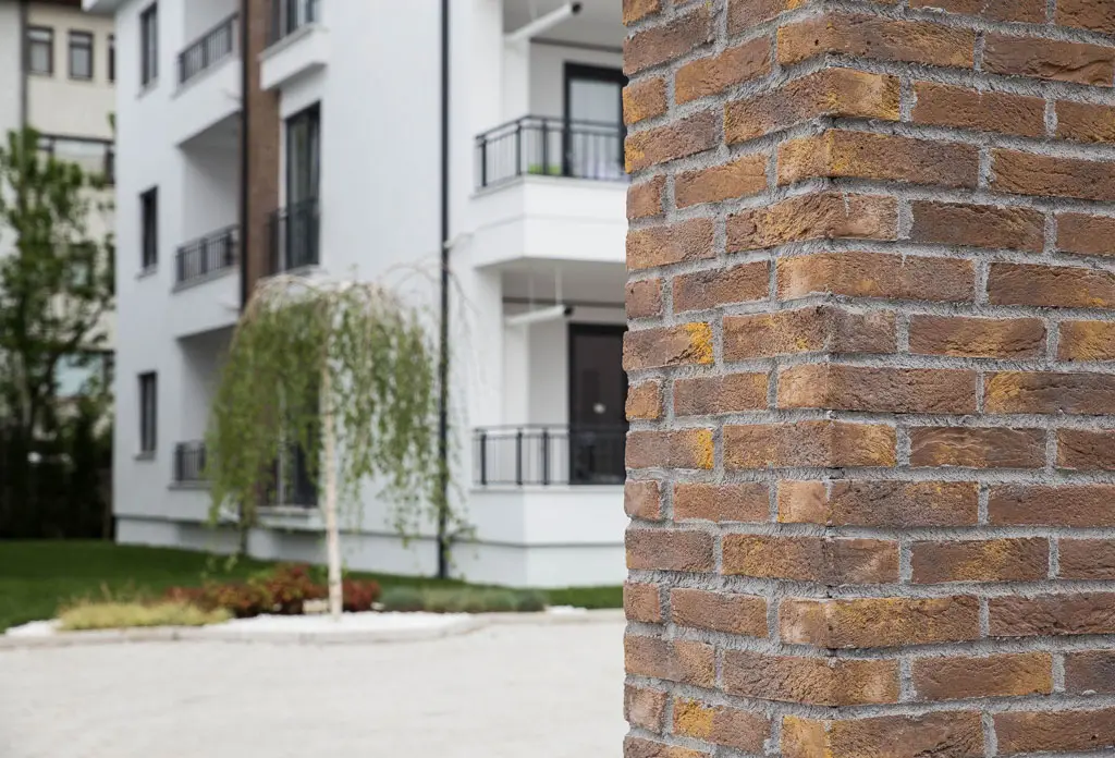 Kültür Tuğlası Thin Brick Marron — uygulama görseli