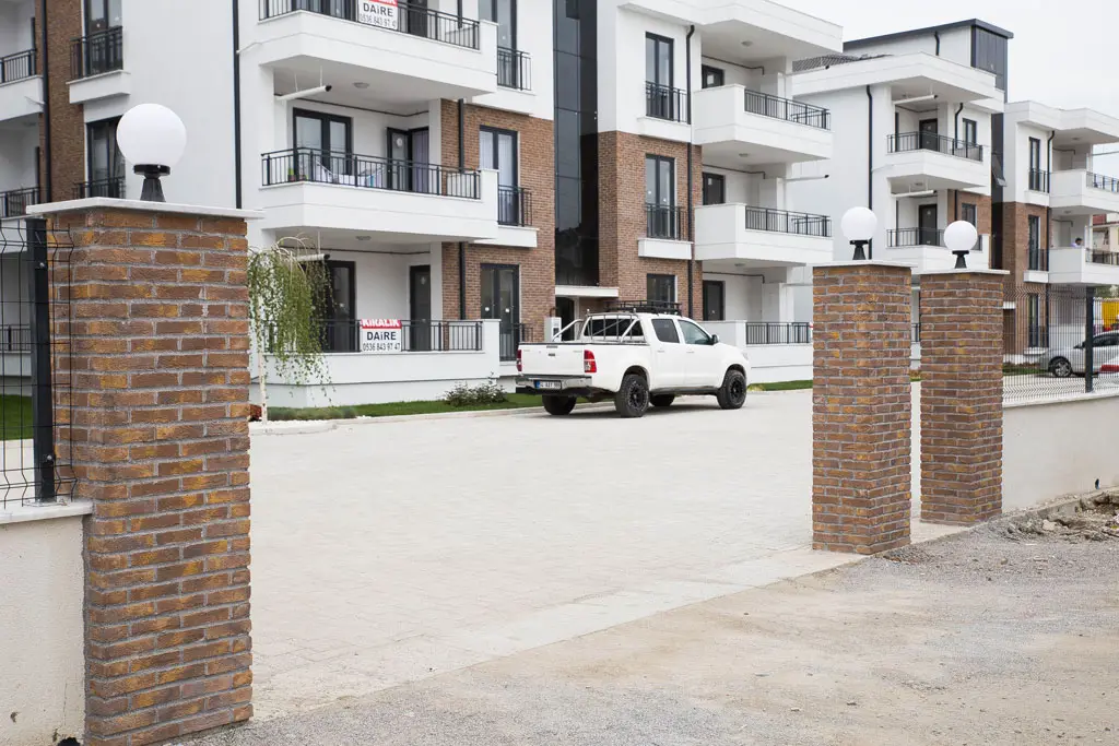 Kültür Tuğlası Thin Brick Marron — uygulama görseli