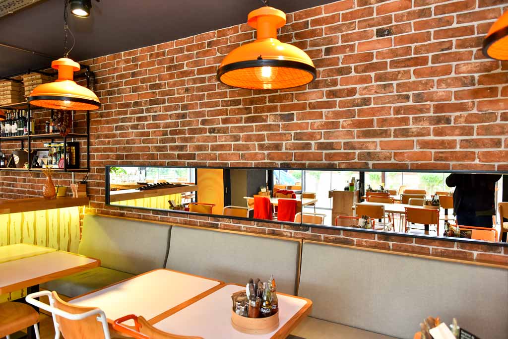 Cafe İç Mekan Tasarım Tuğla Duvar Kaplama